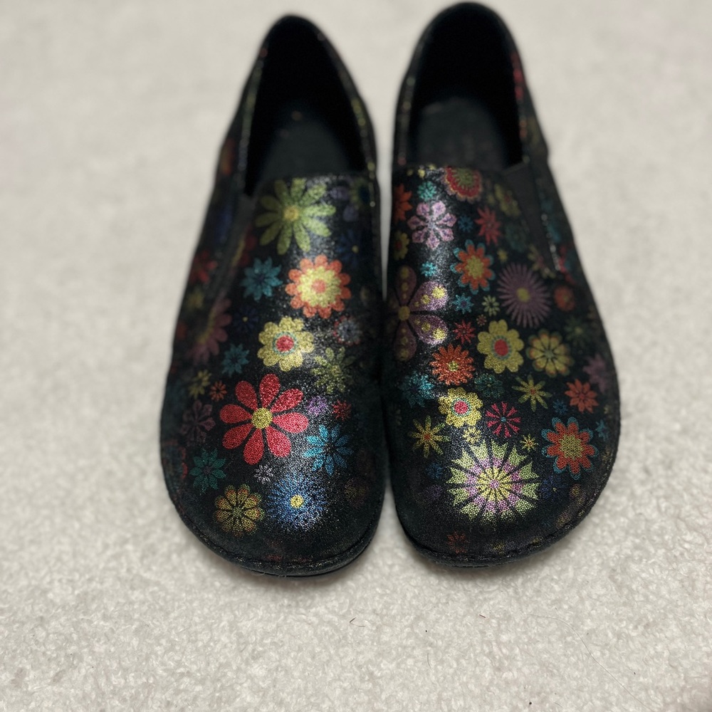 Women’s spring Step nursing shoes , very comfortable,